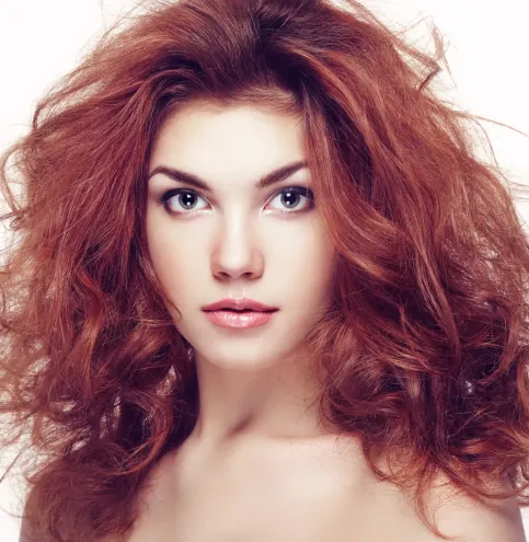 mulher-ruiva-dru-skin-scalp-care